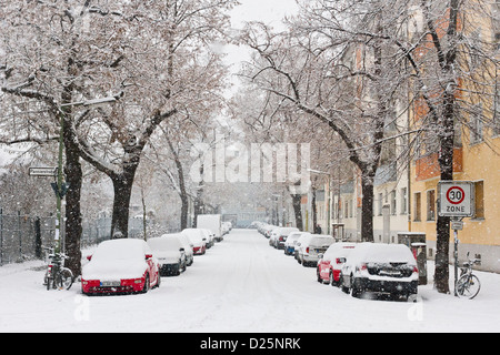 Geparkt schneebedeckte Autos Zeile eine leere Straße nach starkem Schneefall in Berlin, Deutschland Stockfoto