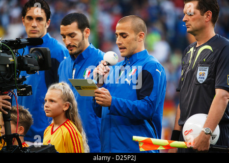 Italien-Team-Kapitän Fabio Cannavaro liest eine Erklärung im Rahmen einer Anti-Rassismus-Kampagne vor einem WM-Spiel. Stockfoto