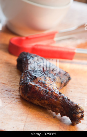 Gegrillte Hähnchenschenkel auch bekannt als Jerk Chicken - karibischen Stil. Flachen DOF. Stockfoto