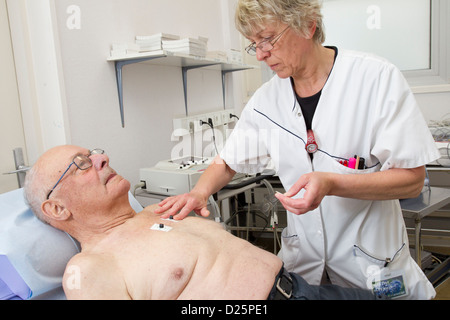 EKG EINES ALTEN MENSCHEN Stockfoto