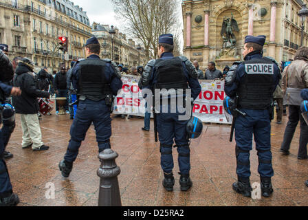 Paris, Frankreich. Gruppe Leute, französische Pariser Polizei verhaftet Demonstranten auf Migranten ohne Papiere Demonstration, Place St. Michel. Internationale Einwanderer Stockfoto