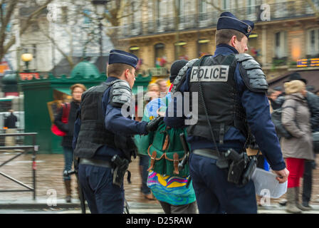 Paris, Frankreich. Gruppe Leute, französische Polizei verhaftet Demonstranten auf Migranten ohne Papiere (ohne Papiere) Demonstration, afrikanische Einwanderer Europa, Anti-Einwanderungsgesetz Protest, europa Migranten, internationale Einwanderer, Menschen ohne Papiere, Einwanderungsproteste Stockfoto