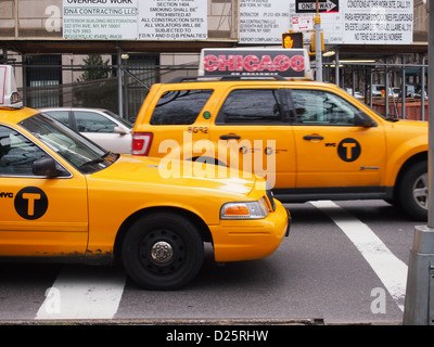 Alte und neue gelbe NYC taxis nebeneinander Stockfoto