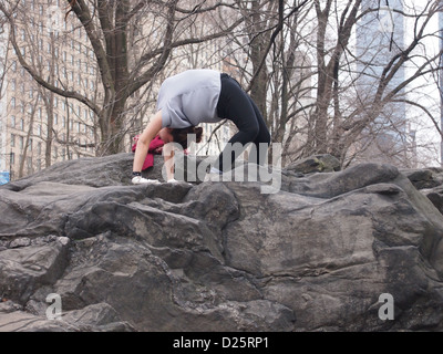 Mädchen beim Yoga im park Stockfoto