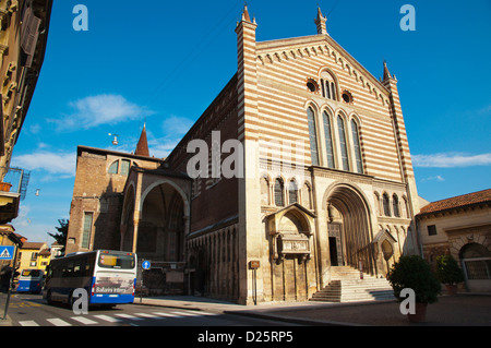 Über Sottoriva Street geht vorbei an Chiesa di San Fermo Maggiore Kirche Verona Stadt der Region Venetien Italien Europa Stockfoto