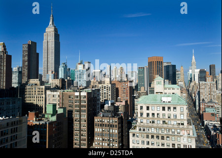 Der Blick nach unten Lexington Avenue, Manhattan, New York, USA mit Chrysler Building und Empire State Building auf die Skyline. Stockfoto