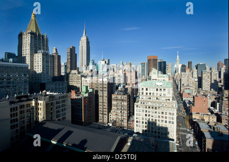 Der Blick nach unten Lexington Avenue, Manhattan, New York, USA mit Chrysler Building und Empire State Building auf die Skyline. Stockfoto