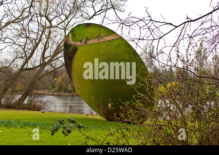 "Sky Mirror" Skulptur von Anish Kapoor in den Kensington Gardens Stockfoto