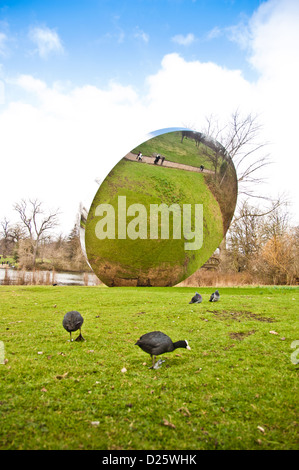 "Sky Mirror" Skulptur von Anish Kapoor in den Kensington Gardens Stockfoto