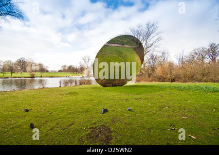 "Sky Mirror" Skulptur von Anish Kapoor in den Kensington Gardens Stockfoto