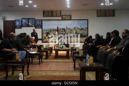 15. Januar 2013 - Gaza Stadt, Gazastreifen, Palästinensische Autonomiegebiete - palästinensische Ministerpräsident Ismail Haniyeh trifft sich mit der medizinischen türkischen Delegation in Gaza-Stadt am 15. Januar 2013 (Credit-Bild: © Ashraf Amra/APA Images/ZUMAPRESS.com) Stockfoto