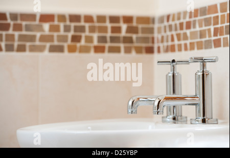 Nahaufnahme von Klicks auf ein Waschbecken in einem modernen Badezimmer in einer neu umgebauten Scheune. Stockfoto