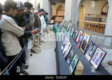 Schiitische Muslime nehmen Sie großes Interesse an Bildern der Opfer, die ihr Leben in Twin-Bomben-Explosion in Qandhari Imambargah Alamdar Straße in Kondolenzschreiben Zeremonie am Qandhari Imambargah in Quetta am Dienstag, 15. Januar 2013 verloren. Stockfoto