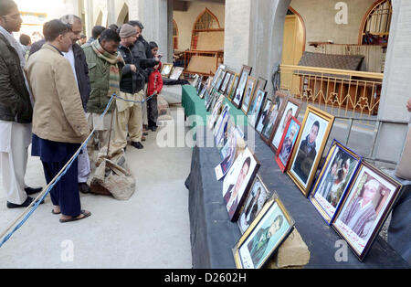 Schiitische Muslime nehmen Sie großes Interesse an Bildern der Opfer, die ihr Leben in Twin-Bomben-Explosion in Qandhari Imambargah Alamdar Straße in Kondolenzschreiben Zeremonie am Qandhari Imambargah in Quetta am Dienstag, 15. Januar 2013 verloren. Stockfoto