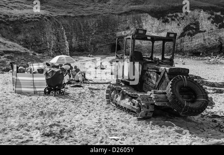 Eine verlassene Bagger am Strand von North Landing, Flamborough Head, Yorkshire. Stockfoto