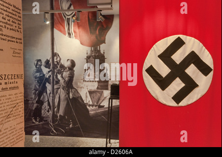 Deutsche Soldaten, die Erhöhung der nationalsozialistischen Flagge am Wawel-Schloss, Foto bei Oskar Schindlers Fabrik Museum in Krakau, Polen Stockfoto