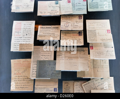 Buchstaben der polnischen und jüdischen Häftlinge aus Konzentrationslagern, Oskar Schindlers Fabrik Museum in Krakau, Polen Stockfoto