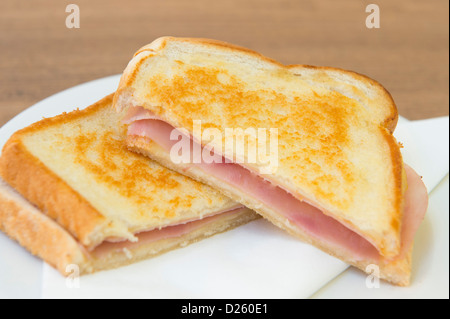 Lecker auf der Suche, gerösteten Schinkenbrot mit geschnittenem Weißbrot gemacht. Stockfoto