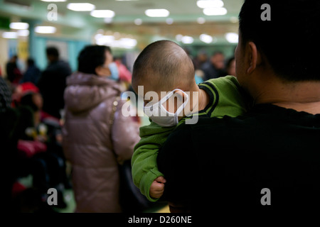 Kranke Kinder in Peking Kinderkrankenhaus. Anwohner stellen einen fünften Tag des schweren Smog in Peking. 14. Januar 2013 Stockfoto