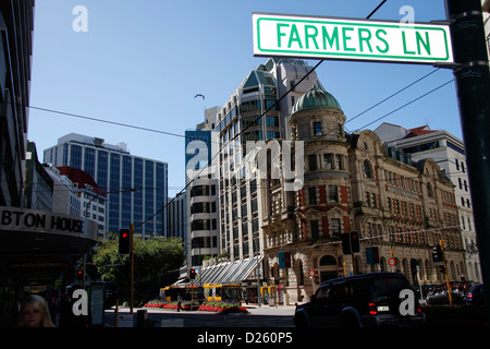 Straßenszene in der Innenstadt von Lambton Quay mit dem 1908 Public Trust Gebäude auf der rechten Seite, Wellington. Stockfoto