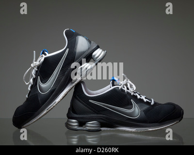 Paar schwarze Nike Laufschuhe Stockfoto