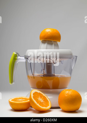 Orangensaft zusammendrückenden Maschine Stockfoto