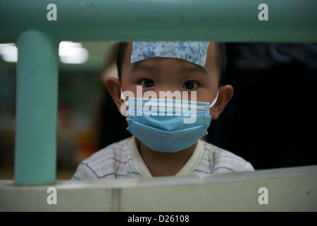 Kranke Kinder in Peking Kinderkrankenhaus. Anwohner stellen einen fünften Tag des schweren Smog in Peking. 14. Januar 2013 Stockfoto