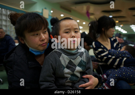 Kranke Kinder in Peking Kinderkrankenhaus. Anwohner stellen einen fünften Tag des schweren Smog in Peking. 14. Januar 2013 Stockfoto