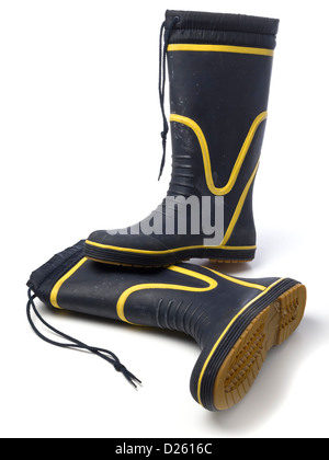 Ein paar blaue und gelbe Wellington Stiefel isolierten auf weißen Hintergrund Stockfoto