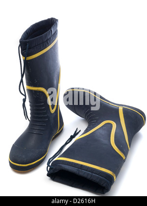 Ein paar blaue und gelbe Wellington Stiefel isolierten auf weißen Hintergrund Stockfoto