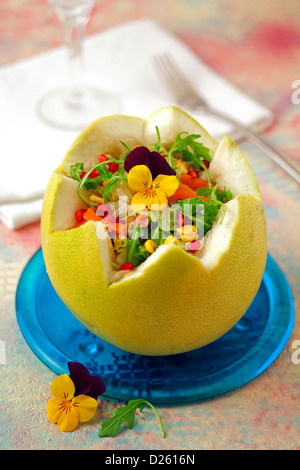 Gefüllte Grapefruit mit Salat. Stockfoto