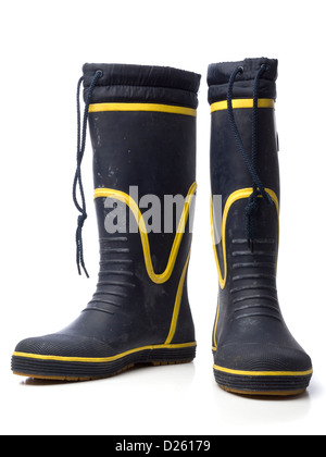 Ein paar blaue und gelbe Wellington Stiefel isolierten auf weißen Hintergrund Stockfoto