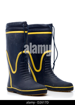 Ein paar blaue und gelbe Wellington Stiefel isolierten auf weißen Hintergrund Stockfoto