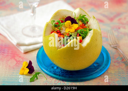 Gefüllte Grapefruit mit Salat. Stockfoto