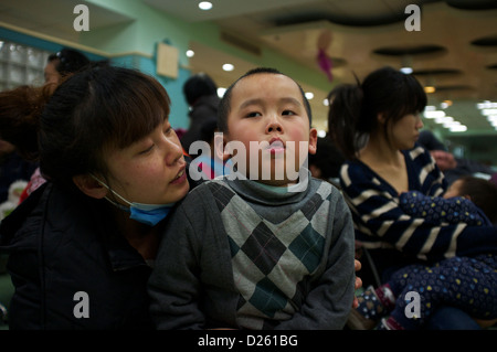 Kranke Kinder in Peking Kinderkrankenhaus. Anwohner stellen einen fünften Tag des schweren Smog in Peking. 14. Januar 2013 Stockfoto