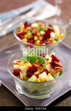 Salat mit rote Bete und Walnüssen. Stockfoto