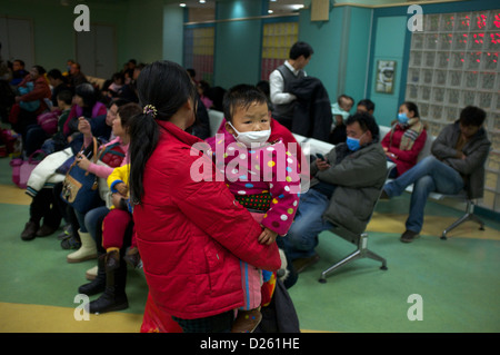 Kranke Kinder in Peking Kinderkrankenhaus. Anwohner stellen einen fünften Tag des schweren Smog in Peking. 14. Januar 2013 Stockfoto