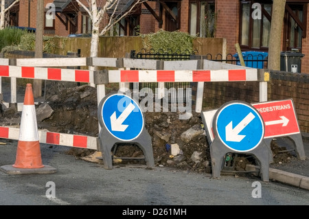 Ländliche Baustellen mit Zeichen und temporäre Ampelsteuerung. Schlaglöcher. Stockfoto