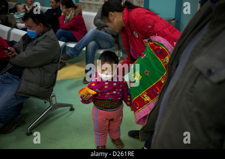 Kranke Kinder in Peking Kinderkrankenhaus. Anwohner stellen einen fünften Tag des schweren Smog in Peking. 14. Januar 2013 Stockfoto