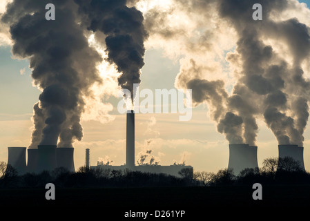 Fiddlers Ferry Kraftwerk dämpfen im Winter Sonnenlicht produzieren Strom für das öffentliche Netz. Stockfoto