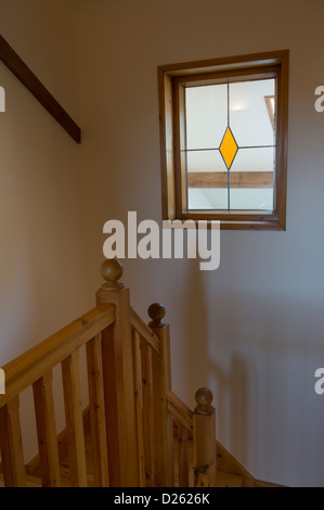 Hübsche kleine inneren Fenster auf der Treppe von einer neu umgebauten Scheune im ländlichen England. Stockfoto