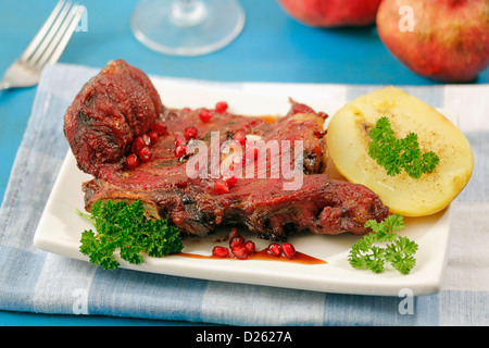 Schweinefleisch-Wangen mit Granatapfel. Stockfoto