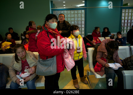 Kranke Kinder in Peking Kinderkrankenhaus. Anwohner stellen einen fünften Tag des schweren Smog in Peking. 14. Januar 2013 Stockfoto