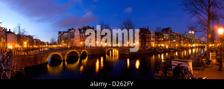 Niederlande, Zuid-Holland, Amsterdam, steile und Leidsegracht Kanal in der Nacht. Stockfoto