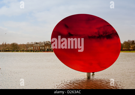 "Sky Mirror Red" Skulptur von Anish Kapoor in den Kensington Gardens, London Stockfoto