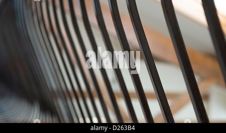 Nahaufnahme von alten Holzbalken und Schmiedearbeiten wiederverwendet werden als Teil eines Balkons in einer neu umgebauten Scheune in England. Stockfoto