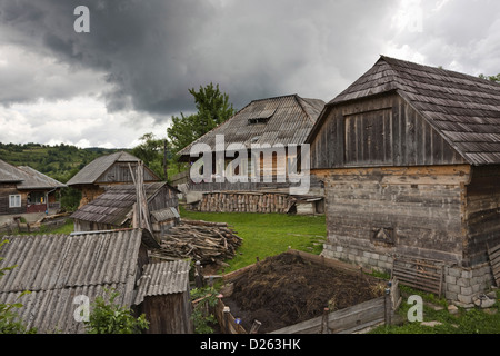 Bauernhof in Maramures, Rumänien, traditionell aus Holz in Botiza bauen Stockfoto