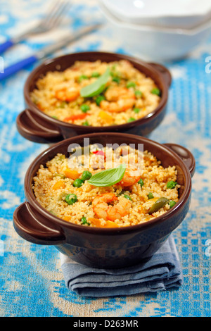 Couscous mit Garnelen und Curry. Rezept zur Verfügung. Stockfoto