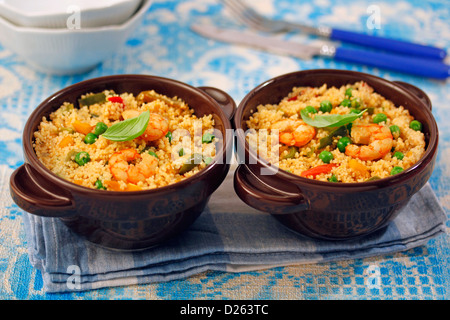 Couscous mit Garnelen und Curry. Stockfoto