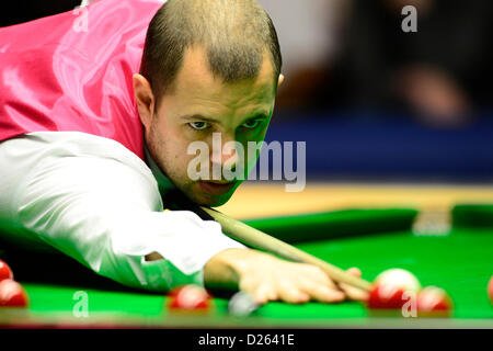 London, UK. 15. Januar 2013. Barry Hawkins in Aktion gegen Judd Trump während des Masters Snooker von Alexandra Palace. Stockfoto